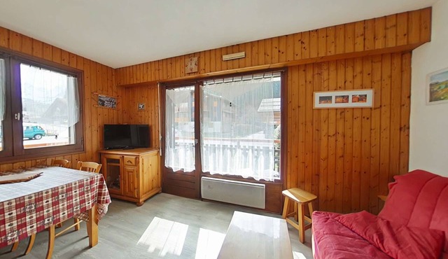 Charming Studio with Ski Access, Near Ice Rink & Village Center, Sleeps 4