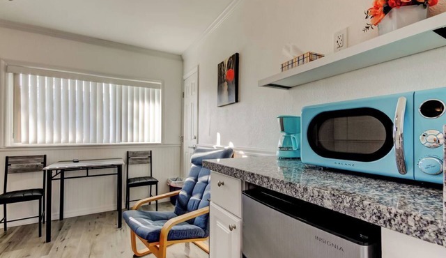 Charming Studio- Walk to the Beach-Renovated-GREAT LOCATION-Carousel #4