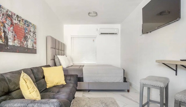 Charming Studio Apartment in Sunny Pompano Beach, Florida - Your Ideal Getaway!