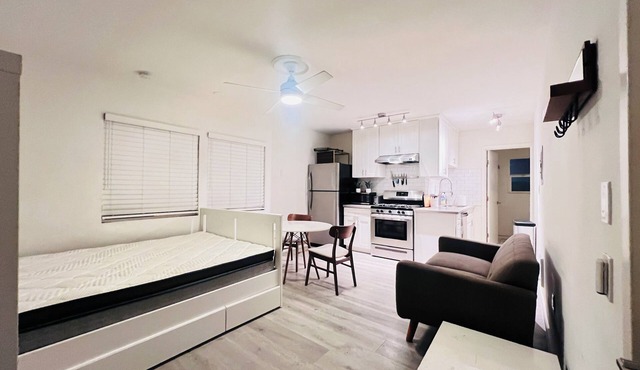 Charming studio apartment in Hollywood with WiFi