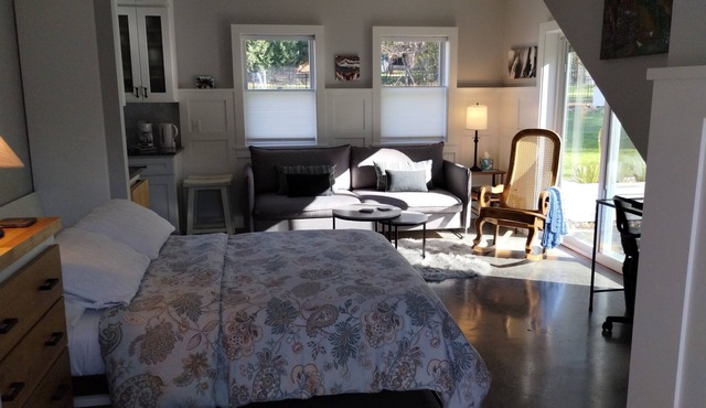 Charming studio apartment in tranquil Shelburne, perfect for your getaway!