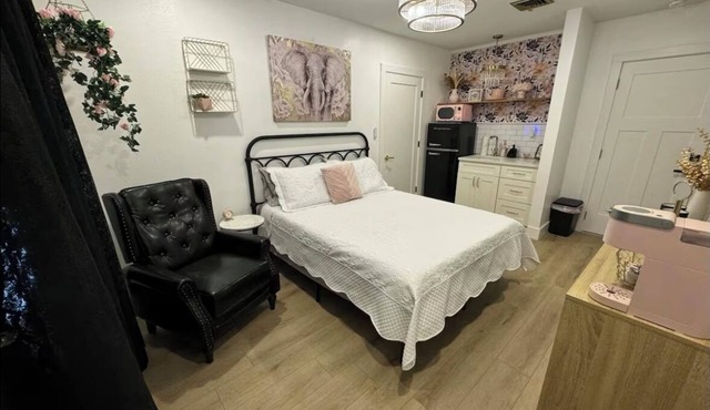 Charming Studio apartment near The Villages with private yard