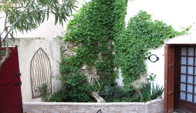 Charming Studio Apartment in Hillside Village with Quiet, Private Courtyard