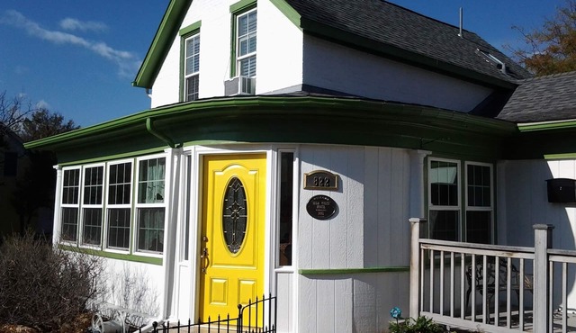 CHARMING Studio Apartment in Historic home downtown Golden