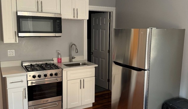 Charming studio apartment in lovely down town Salem with WiFi & Cable