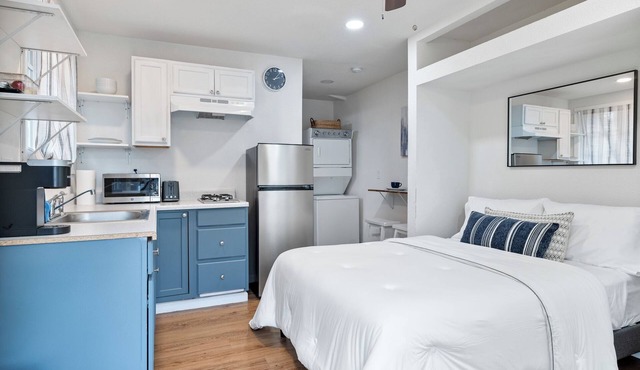 Charming studio-bungalow in Modesto with WiFi, AC. Near Hospitals & Downtown