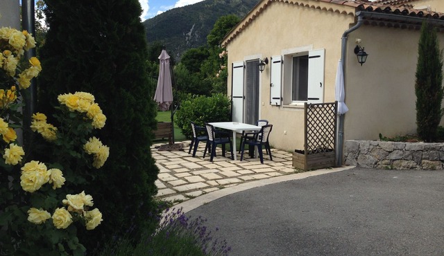 CHARMING STUDIO CASTELLANE 500m from the square