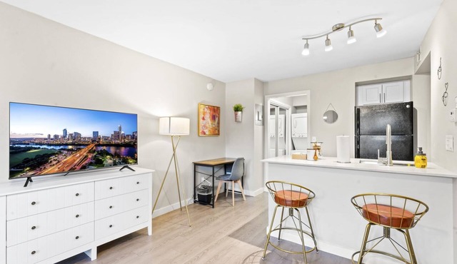 Charming Studio Close to Downtown and Domain