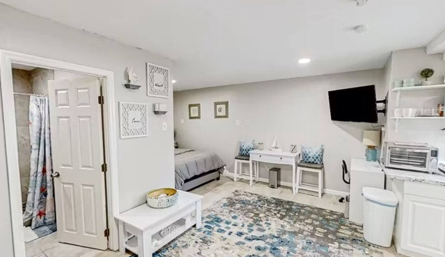 Charming studio Close to Bush Gardens and USF