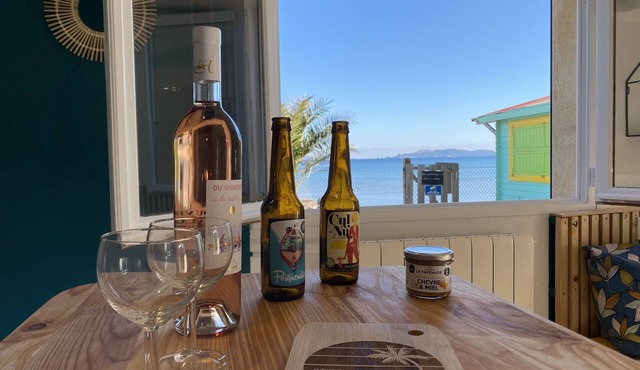 Charming Studio Flat direct beach access AC