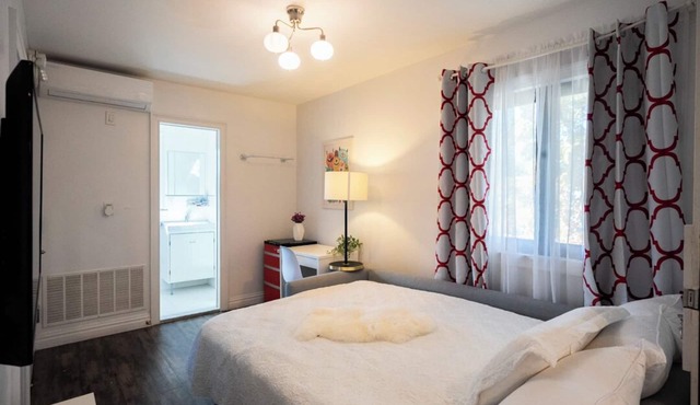 Charming Studio for Budget Traveler with WiFi and AC in Delightful Queens