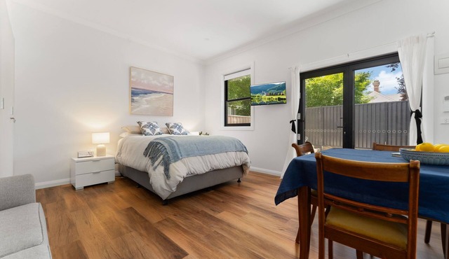 Charming Studio for Two in the Heart of Bathurst