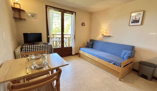 Charming Studio in Demi-Quartier: Sleeps 2, Forest Views, Balcony, Ski Locker, Parking