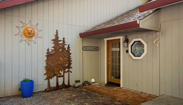 Charming studio in quaint Grizzly Flats with WiFi, AC, pool table, jetted tub.