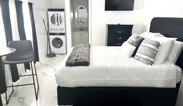 Charming studio in welcoming Miami Gardens, 4 minutes from the HardRock Stadium.