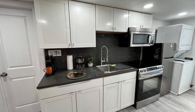 Charming Studio in Atlanta - 12 Min to Downtown, Parking, A/C, Washer/Dryer!