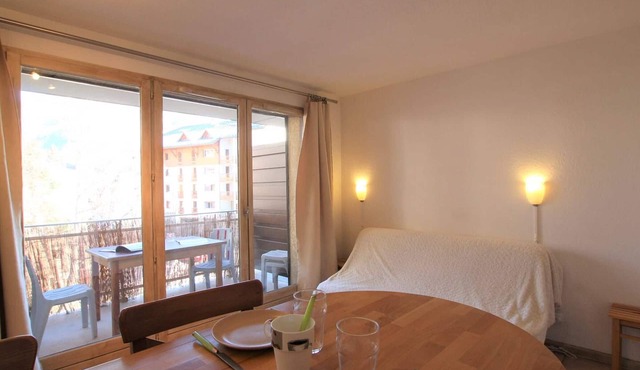 Charming Studio in Briançon - Mountain Views, Sleeps 4, Close to Slopes & Shops