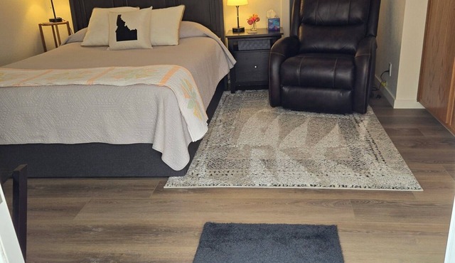 Charming studio in fabulous Meridian, Idaho with WiFi, AC, Private entry.