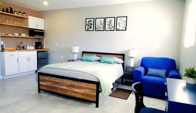 Charming studio in fabulous University Pines-Sarasota