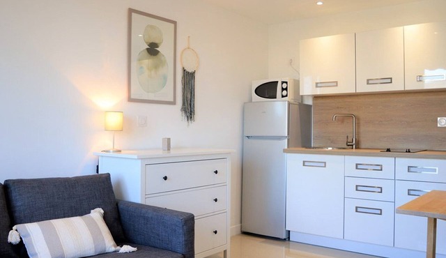 Charming Studio in Le Lavandou, Beach Nearby, 2 Sleeps, Parking, Wi-Fi Option, 2-Star Rating