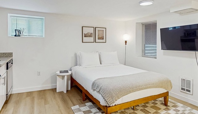 Charming Studio in Historic Gordon Apartments – Prime Lower Queen Anne Location!