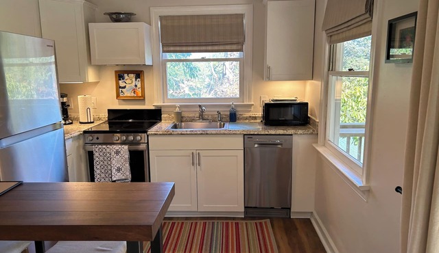 Charming studio in lovely Topping with AC, WiFi that has stunning water views!