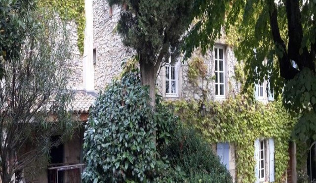 Charming studio in old farmhouse, private parking, swimming pool.