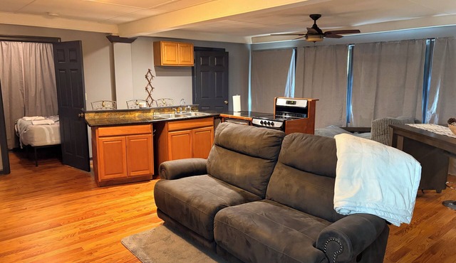 Charming studio in pleasant Jonesboro with cool AC breeze and fishing access.