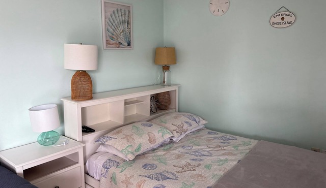 Charming studio in superb Westerly with WiFi, AC