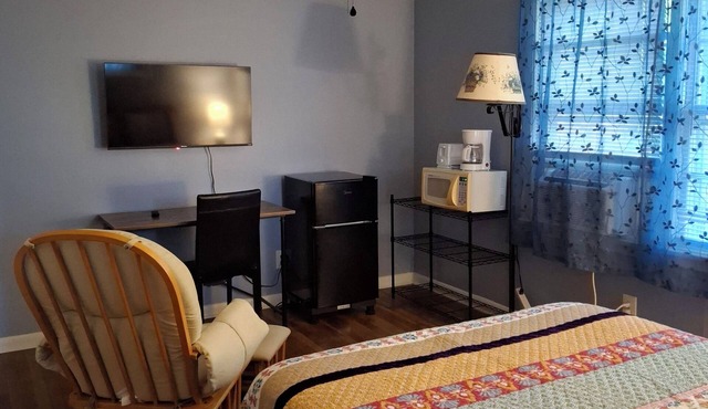 Charming studio in tranquil Bloomington with AC