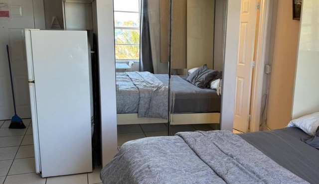 Charming studio in sunny Miami Beach with ocean view!
