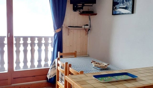 Charming Studio in Verdant Setting with Balcony, Sleeps 4