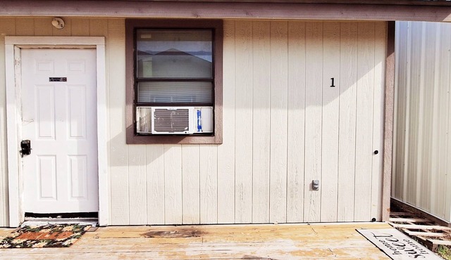 Charming studio in wonderful Austin with AC. Family friendly. 10min to downtown.