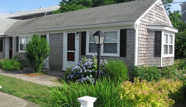 Charming Studio less than 200 steps to Glendon Beach - 200 Captain Chase Rd #18