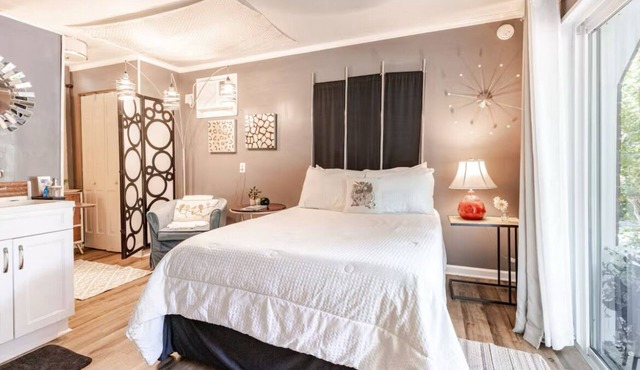 Charming Studio Near Charleston's Hot Spots!