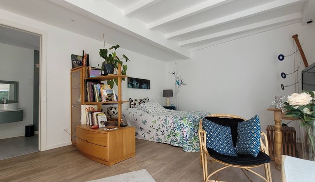 Charming studio on the edge of the forest in a pleasant, peaceful setting.