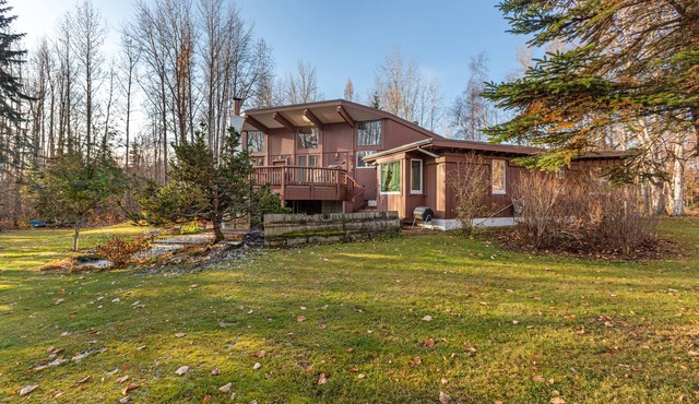 Charming studio on three acres with a back deck - close to university - dogs OK
