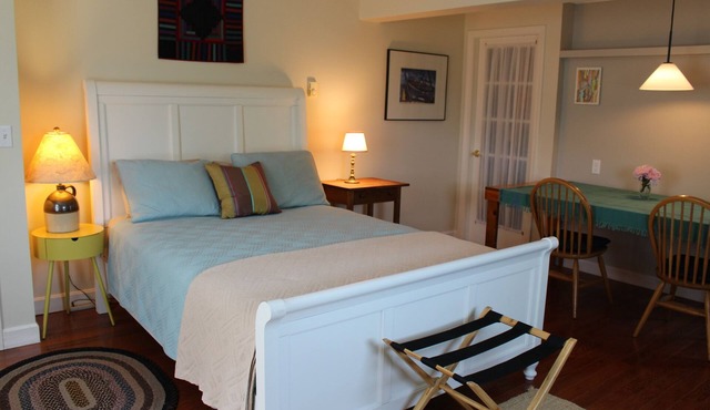 Charming Studio, Private Bath, Kitchenette, Deck, Walk to Beach