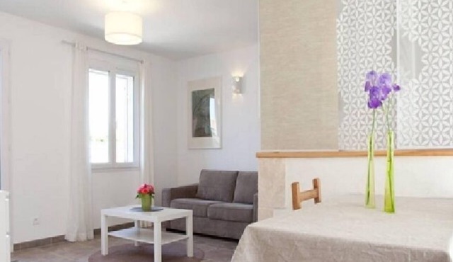 Charming studio, quiet, patio, 2-4p