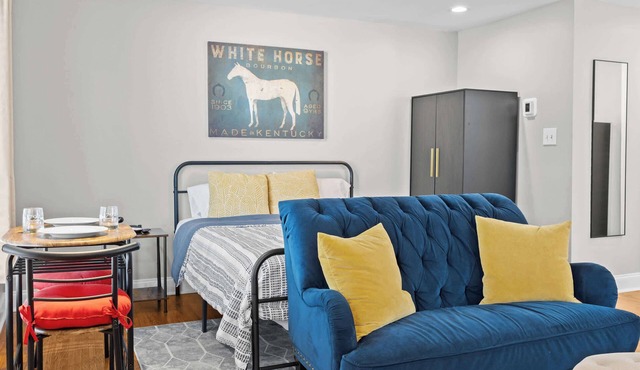 Charming Studio Stay in Vibrant Highlands Area