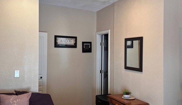 Charming studio uint in a house -Riverside with WiFi and AC all private gate