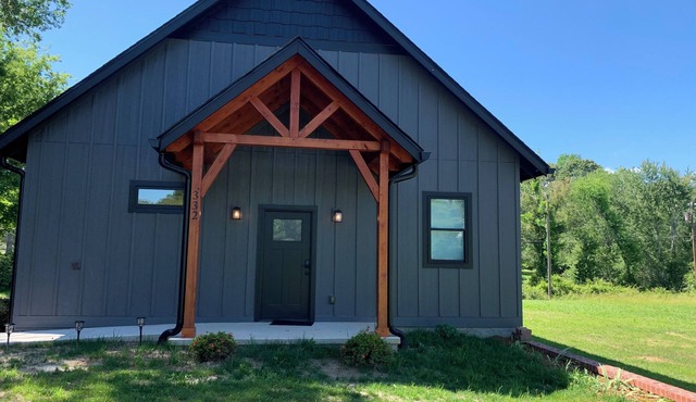 Charming studio in beautiful Hendersonville with AC, WiFi, hot tub & gated