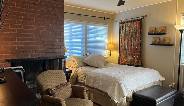 Charming Studio w/Fireplace & Kitchen — Steps to Sand