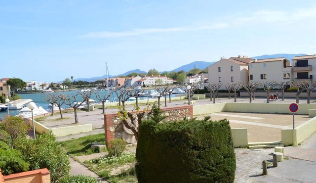 Charming Studio with Balcony, Parking & Near Beach - Sleeps 4 in Saint Cyprien