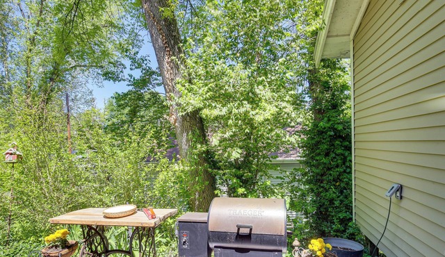 Charming Studio: Walk to Castlewood State Park!