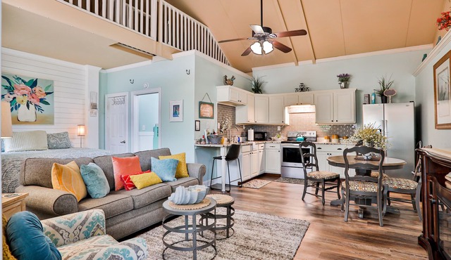 Charming studio with shared pool, sauna, patio & grill - dog-friendly