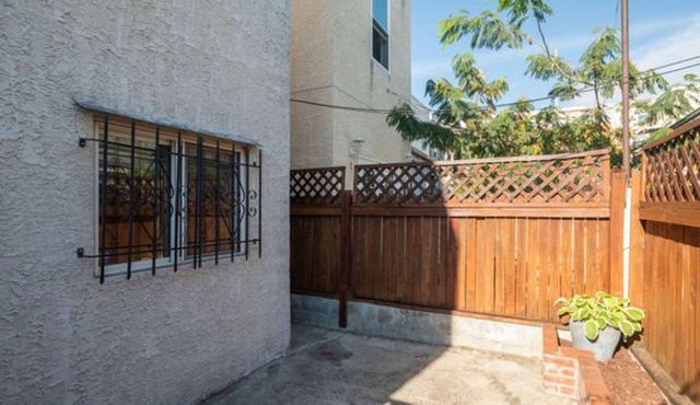 Charming studio with AC and WiFi in vibrant South Philly.