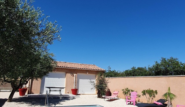 Charming studio with terrace and pool. For two people. Dog accepted.