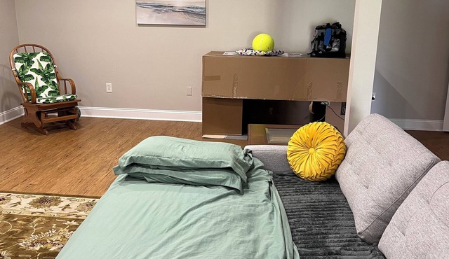 Charming studio with 1 queen sofa bed and 1 full bath . With AC, WiFi and TV