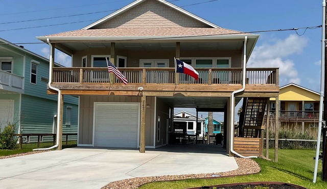 Charming studio with kitchenette, outdoor shower & high-speed WiFi - near beach